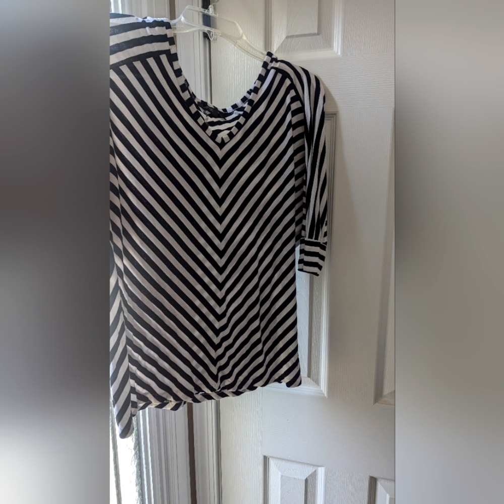 Apt 9 - Black & White - V-neck, Vertical striped slimming 3/4 sleeve shirt